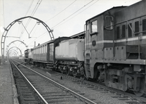 169700 Afbeelding van de slijptrein van de N.S. te Maartensdijk, met voor en achter een diesel-electrische locomotief ...